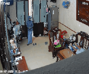 Video: Vào mua trà tắc thấy ông chú ngủ say, nữ "ninja" cuỗm hết tiền của người bán hàng