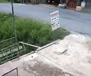 CLIP: Lao thẳng sang đường, bé gái bị tông kinh hoàng và cái kết đớn đau cho người lái xe máy