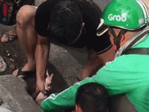Video: Cứu bé gái rơi xuống cống ở Hà Nội