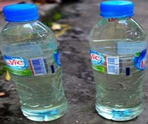 Bé 16 tháng tuổi nhập viện cấp cứu vì uống nhầm dầu hỏa trong chai nước giải khát