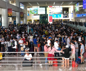 Ảnh: 'Biển người' vật vã hàng tiếng đồng hồ chờ check-in tại sân bay Nội Bài giữa mùa cao điểm du lịch