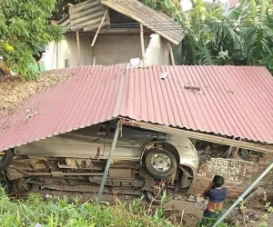 Phú Thọ: Xe khách 16 chỗ mất lái, lao thẳng từ đê xuống nhà dân