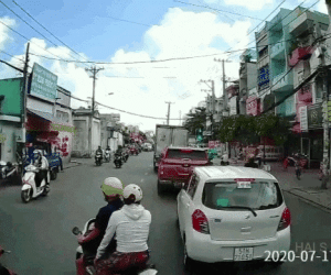 Clip: Đôi nam nữ nhanh chân bỏ chạy sau khi gây tai nạn liên hoàn