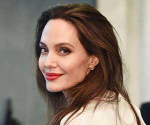 Làm rõ loạt tin đồn Angelina Jolie yêu đồng giới: Dính tin đồn hẹn hò 2 mỹ nhân, cưới Brad Pitt làm 'lá chắn'?