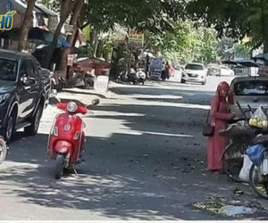 Chị gái trùm kín mít dừng xe giữa đường để mua trái cây - cảnh tượng khiến bao người ngao ngán
