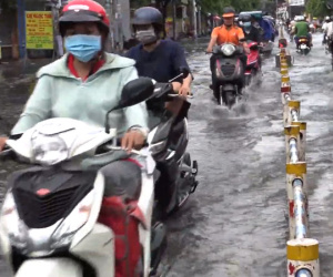Sài Gòn mưa 15 phút, hàng loạt tuyến phố biến thành sông, xe cộ chết máy 'như ngả rạ'