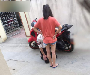 Dân tình xôn xao với hình ảnh nam thanh niên đi SH đến nhà bạn gái, rồi quỳ gối trước cổng khiến cả xóm kéo nhau ra xem