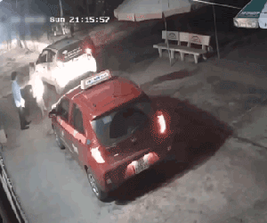 Video: Thấy taxi dừng chắn, tài xế xuống cãi tay đôi rồi bất ngờ quay lại xe làm liều