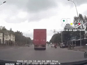 Video: Nam thanh niên chạy xe ẩu, đâm người phụ nữ nằm bất tỉnh