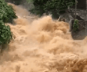 Ảnh: Mưa lớn kéo dài tại Hà Giang, đường phố biến thành sông, ô tô chìm nghỉm trong biển nước