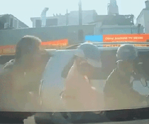 Video: Đập tay vào ôtô nhắc nhở, thanh niên đi xe máy đã bị tài xế đấm vào mặt một cú trời giáng