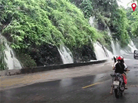 Video: Nước đổ như thác xuống quốc lộ