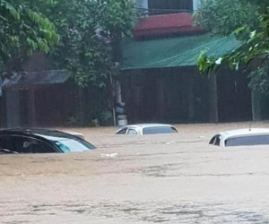 Mưa lớn trong đêm, nhiều tuyến phố ở Lào Cai ngập sâu