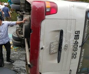 Xe khách chở gần 30 người lật ngang đèo tại Lào Cai