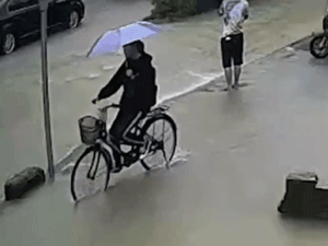 Video: Nữ sinh bất ngờ thụt xuống cống vẫn nắm chặt chiếc ô, diễn biến sau đó mới gay cấn