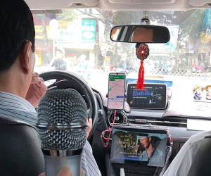 Đam mê âm nhạc, bác tài xế 'đầu tư' hẳn dàn karaoke 30 triệu lắp trên xe để hát cho vui