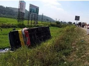 Va chạm với xe ô tô 4 chỗ, xe buýt lao xuống ruộng lật nghiêng