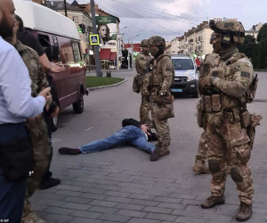 Tổng thống Ukraine làm theo yêu cầu quái dị của tay súng để cứu 20 con tin: Lên facebook kêu gọi xem phim kinh dị từ 2005