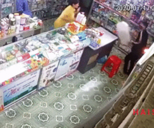 Nam thanh niên cầm túi xông vào hiệu thuốc, vừa dọa bà chủ vừa vơ vét nhiều hàng hóa