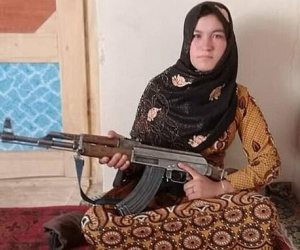 Thiếu nữ kể lại giây phút cầm AK hạ hai phiến quân Taliban