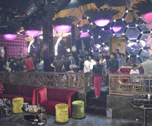 Phát hiện một nữ sinh và 42 nam nữ phê ma túy trong bar Nonstop