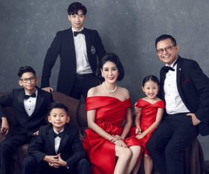 Khoe hình kỷ niệm 13 năm ngày cưới, nhưng dân tình lại chú ý tới vẻ ngoài nổi bật của con trai chồng Hà Kiều Anh