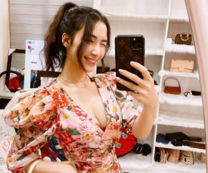 Hòa Minzy 'vượt mặt' Ngọc Trinh về độ giàu có, khoe một lúc 4 'thẻ đen quyền lực' của giới thượng lưu
