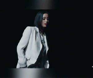 Kim Tae Hee gây bão với màn lột xác ngoạn mục, nữ thần trong sáng hóa 'chị đại' quyền lực chỉ trong chớp mắt