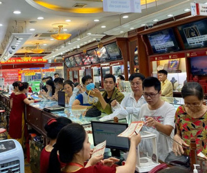 Giá vàng tăng 'điên loạn': Người xếp hàng chờ bán, kẻ vác cả bao tải tiền đi mua