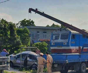Va chạm mạnh với tàu hỏa, taxi bị kéo đi 100 mét khiến 3 người thương vong