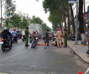Đón con đi học về, người mẹ đang nghỉ thai sản bị xe chở chất thải cán tử vong, bé trai nguy kịch