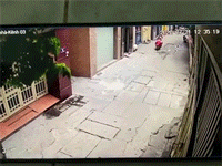 Hai xe máy lao nhanh đâm nhau trong ngõ Hà Nội, ai sai?