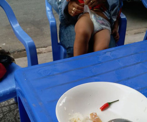 Đang cơm nước ngon lành, thanh niên suýt 'chết nghẹn' khi chứng kiến mẹ trẻ điềm nhiên chạy lại trước mặt thay bỉm cho con