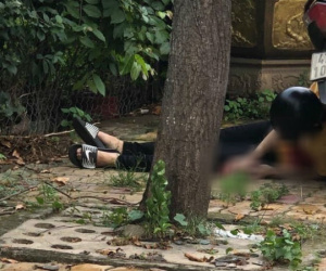 TP.HCM: Phát hiện nam thanh niên gục chết bên đường, dao còn đâm trên ngực