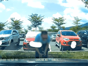 Video: Nhiệt tình che bạt giúp nhưng chủ ô tô vừa đi khỏi, người đàn ông lại có hành động khó tin