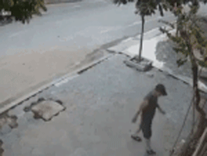 Clip: Hai vợ chồng phối hợp trộm cây hoa giấy 7 năm tuổi trước nhà dân khiến nhiều người bức xúc