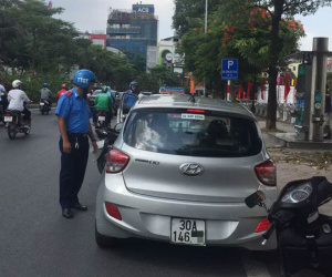 Thực hư chuyện vừa đỗ xe vào nhà vệ sinh công cộng, tài xế ngay lập tức bị lập biên bản