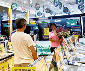 Chú phụ hồ già loay hoay chỉnh dáng, chụp ảnh cho vợ trong siêu thị điện máy, đầu tư hẳn 50% lương mua điện thoại cho bà xã khiến dân tình xúc động