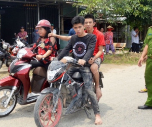 2 kẻ cướp giật dây chuyền, hất bột ớt vào người truy đuổi