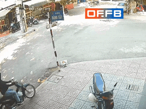Video: Gặp CSTT, thanh niên đi ngược chiều lao thằng vào cột biển tên đường, hành động tiếp đó mới bất ngờ
