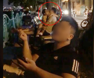 Mải mê 'tình tứ' đến mức bị người khác chụp lại 'hiện trường' cũng không biết, cặp đôi bên bờ hồ Tây khiến dân tình cũng phải ngượng giùm