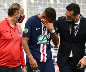 Mbappe bật khóc, phải rời sân bằng nạng sau pha vào bóng rợn người
