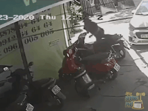 Video: 'Nhảy' xe máy trong ngõ vắng, thanh niên 'chết điếng' vì pha xông phi của chủ nhà
