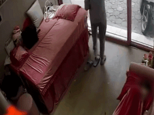 Video: Phát hiện trộm vào cửa hàng, cô gái trừng mắt nhìn quanh rồi có hành động gây kinh ngạc