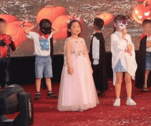Rộ hình ảnh con gái Mai Phương rạng rỡ, xinh xắn như tiểu công chúa, bà nội đồng hành trong lễ bế giảng
