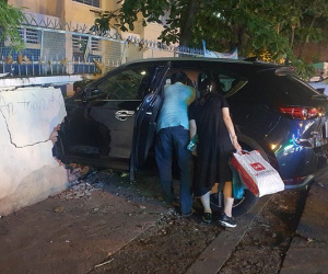 Đạp nhầm chân ga, nữ tài xế tông sập tường rào trường tiểu học