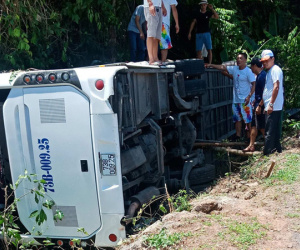 Tai nạn xe khách thảm khốc ở Quảng Bình: Các nạn nhân là cựu học sinh đi họp lớp, số người chết tăng lên 13