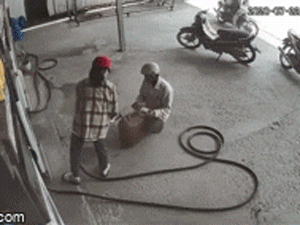 Video: Trạm xăng bất ngờ phát nổ, nhiều người hoảng sợ bỏ chạy