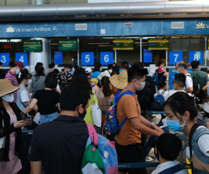 Bộ GTVT yêu cầu hành khách đi máy bay, tàu xe phải đeo khẩu trang và đo thân nhiệt