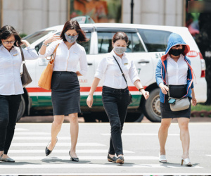 Chùm ảnh: Khẩu trang chính thức trở thành 'vật bất ly thân' với người dân Sài Gòn và Hà Nội